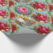 ROTE PINKGELBROSEN, OSTEREI IN BLUE FLORAL GESCHENKPAPIER (Ecke)