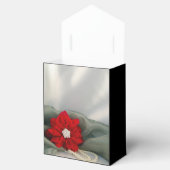 Rote Poinsettia und Perlen auf grüner Geschenkschachtel (Geöffnet)