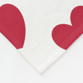 Rote Polka-Herzen auf weiß Fleecedecke (Ecke)