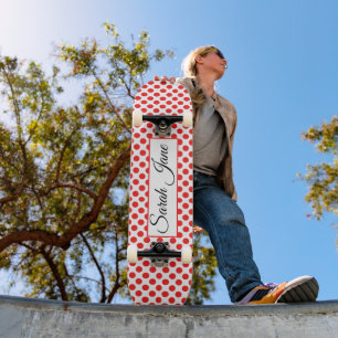Rote Polka-Punkte Personalisierter Name Skateboard
