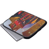 Rote Reflexionen auf den Straßen Philadelphias Laptopschutzhülle (Vorne Knopf)