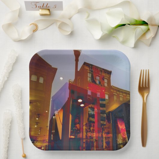 Rote Reflexionen auf der Straße von Philadelphia Pappteller (Hochzeit)