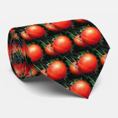 Rote, reife Tomaten auf der Weinnatur Krawatte (Gerollt)