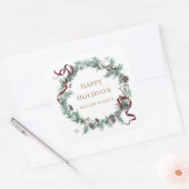 Rote Ribbon Winter Greenery Monogram Quadratischer Aufkleber (Umschlag)