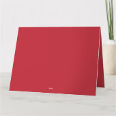 Rote, rosa und orangefarbene Kleidung hängen neben Karte (Rückseite)