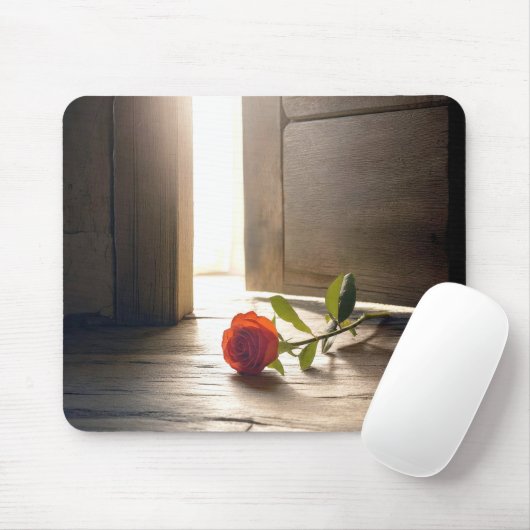 Rote Rose auf dem Boden im Sonnenschein Mousepad (Mit Mouse)