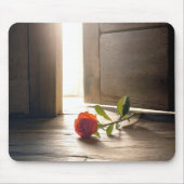 Rote Rose auf dem Boden im Sonnenschein Mousepad (Vorne)