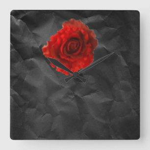 Rote Rose auf der schwarzen Wanduhr