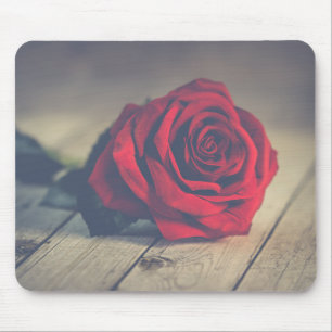 Rote Rose auf Holzböden Kunstdrucken Mousepad