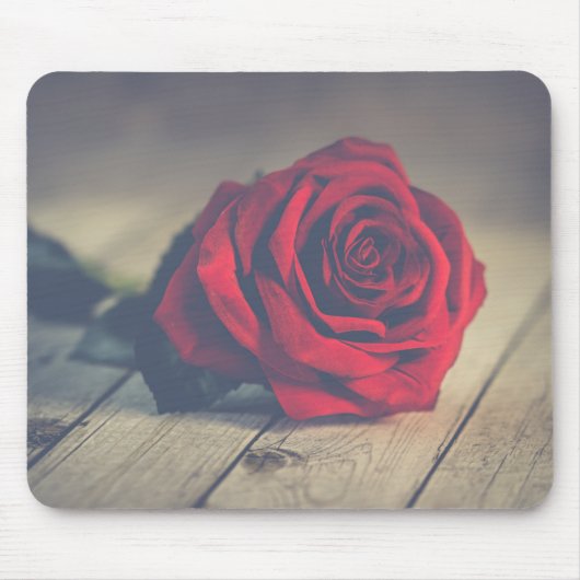 Rote Rose auf Holzböden Kunstdrucken Mousepad (Vorne)