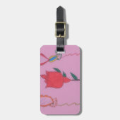 Rote Rose auf Rosa: Blumengrafik am Border Art Pri Gepäckanhänger (Vorderseite vertikal)