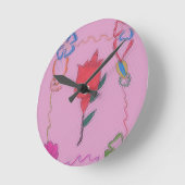 Rote Rose auf Rosa: Blumengrafik am Border Art Pri Runde Wanduhr (Winkel)