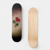 Rote Rose auf Schwarz mit Name Skateboard (Vorderseite)