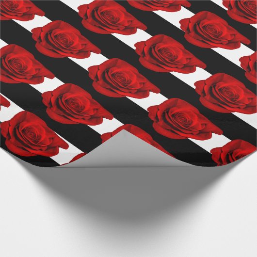Rote Rose auf Schwarz-Weiß-Streifen Hochzeit Geschenkpapier (Ecke)