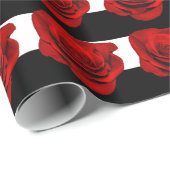 Rote Rose auf Schwarz-Weiß-Streifen Hochzeit Geschenkpapier (Rolleneckpunkt)