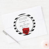 Rote Rose auf Schwarz-Weiß-Streifen Hochzeit Runder Aufkleber (Umschlag)