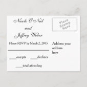 Rote Rose auf Schwarz-weißen Streifen mit RSVP-Kar Einladungspostkarte (Rückseite)