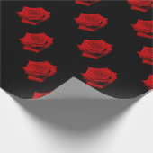 Rote Rose auf schwarzem Hintergrund Geschenkpapier (Ecke)