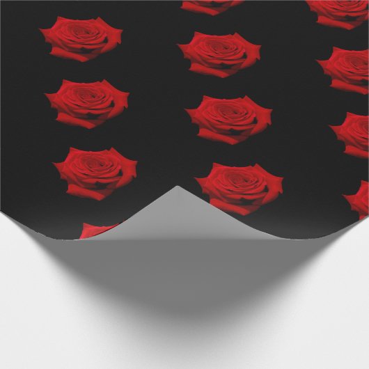 Rote Rose auf schwarzem Hintergrund Geschenkpapier (Ecke)