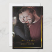 Rote Rose auf Weiß | Goldrahmen mit Foto Hochzeit Einladung (Rückseite)