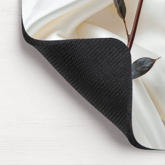 Rote Rose auf weißem Satin Mousepad (Ecke)