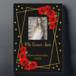 Rote Rose Black und Gold Quinceñera Fotoplatte<br><div class="desc">Quinceañera Gold und Schwarz mit lebendigen traditionellen rote Rosen und klassischer Schriftzeichen-Typografie. Bildvorlage über Pixabay,  lizenziert unter CC0 und muss durch Ihr eigenes Foto ersetzt werden</div>