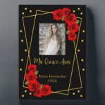 Rote Rose Black und Gold Quinceñera Fotoplatte<br><div class="desc">Quinceañera Gold und Schwarz mit lebendigen traditionellen rote Rosen und klassischer Schriftzeichen-Typografie. Bildvorlage über Pixabay,  lizenziert unter CC0 und muss durch Ihr eigenes Foto ersetzt werden</div>