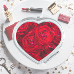 Rote Rose blüht mit Abtropfen - Fotografie Taschenspiegel<br><div class="desc">Dieser Compact Mirror zeichnet sich durch ein wunderbares Blumenmuster tiefer rote Rosen aus - die Königin der Blume. Hübsche Geschenkidee für alle Frauen! Original Foto von Marions Art.</div>