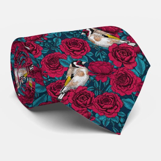 Rote Rose Blume und Goldflossenvögel Krawatte (Gerollt)