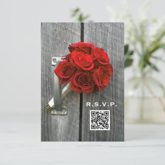 Rote Rose Bouquet & Barn Wood Wedding QR Code RSVP Karte (Stehend Vorderseite)