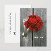 Rote Rose Bouquet & Barn Wood Wedding RSVP Karte (Vorne/Hinten)