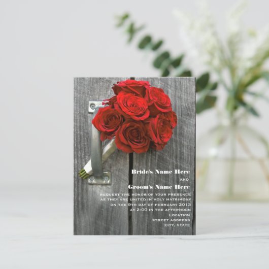 Rote Rose Bouquet & Barnwood Wedding Einladung (Stehend Vorderseite)
