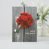 Rote Rose Bouquet & Barnwood Wedding retten das Da Save The Date (Stehend Vorderseite)