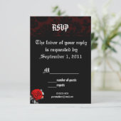 Rote Rose Damask Goth Wedding RSVP Einladungen (Stehend Vorderseite)