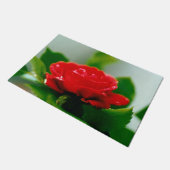 Rote Rose der Leidenschaft mit Taubstropfen Fußmatte (Schrägansicht)