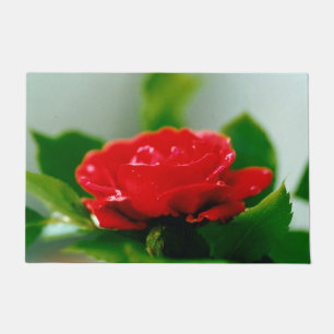 Rote Rose der Leidenschaft mit Taubstropfen Fußmatte