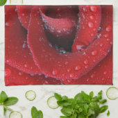rote Rose, die mit einem Tief bedeckt ist und Grab Geschirrtuch (Gefaltet)