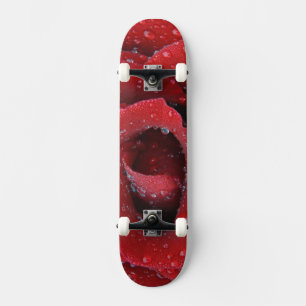 rote Rose, die mit einem Tief bedeckt ist und Grab Skateboard