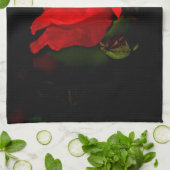 Rote Rose - dunkle Leidenschaft Handtuch (Gefaltet)
