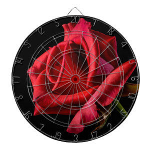 Rote Rose gegen schwarzen Hintergrund Dartscheibe
