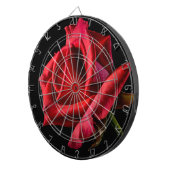 Rote Rose gegen schwarzen Hintergrund Dartscheibe (Vorderseite rechts)
