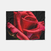 Rote Rose gegen schwarzen Hintergrund Fleecedecke (Vorderseite (Horizontal))