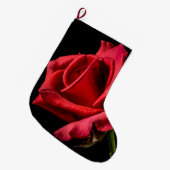 Rote Rose gegen schwarzen Hintergrund Großer Weihnachtsstrumpf (Vorderansicht (hängend))
