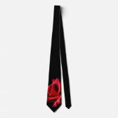 Rote Rose gegen schwarzen Hintergrund Krawatte (Vorderseite)
