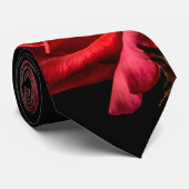 Rote Rose gegen schwarzen Hintergrund Krawatte (Gerollt)