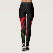 Rote Rose gegen schwarzen Hintergrund Leggings (Rückseite)