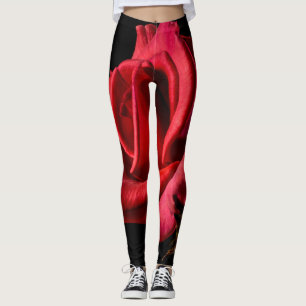Rote Rose gegen schwarzen Hintergrund Leggings