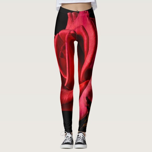 Rote Rose gegen schwarzen Hintergrund Leggings (Vorderseite)