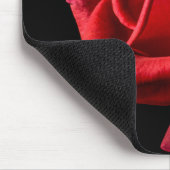 Rote Rose gegen schwarzen Hintergrund Mousepad (Ecke)