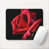 Rote Rose gegen schwarzen Hintergrund Mousepad (Mit Mouse)
